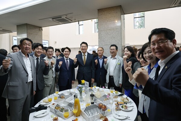 21일 오세훈 서울시장이 중구 서울시의회 본관에서 열린 '제12대 서울특별시의회 개원기념식'에서 기념촬영을 하고 있다.(사진_서울시)