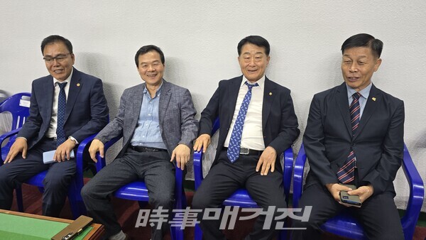 좌측부터 서울시태권도협회 이자형 회장, 대한태권도협회 양진방 회장, 전남태권도협회 박경환 회장, 경남태권도대회 김신호 회장이 경기장 참석하여 경기관람을 하고 있다. (사진_이성만 기자)