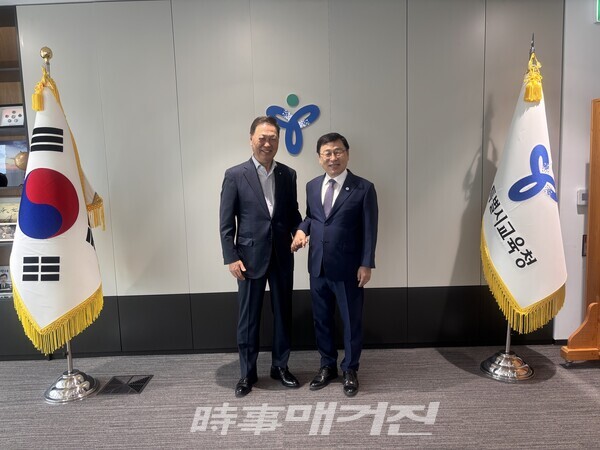 좌측 강태선 서울시체육회장 과 우측 정근식 서울시 교육감 (사진_서울시체육회 제공)