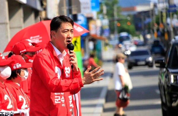 최재훈 국민의힘 달성군수 후보가 군민들에게 지지를 호소하고 있다.(사진_최재훈 후보 캠프)