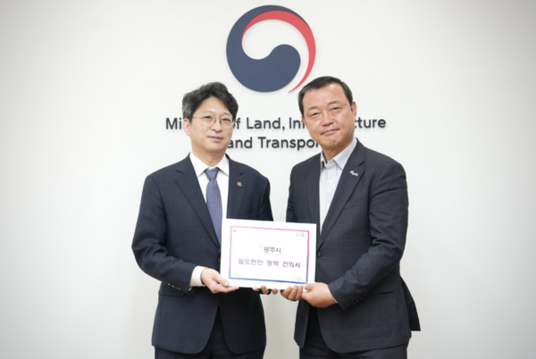 광주시는 19일 국토발전전시관에서 중부권 광역급행철도(JTX)의 민자 적격성조사 통과 및 조기 착공을 촉구하는 시민 서명부를 국토교통부 제2차관에게 전달했다. (사진_광주시)