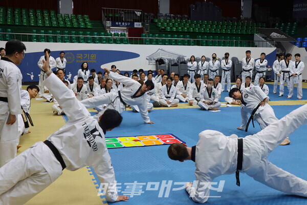 4월 4일(토)부터 5일(일)까지 양일간 국기원에서 열린 ‘노인태권도 지도법 기술세미나’ 모습. (사진_국기원 제공)