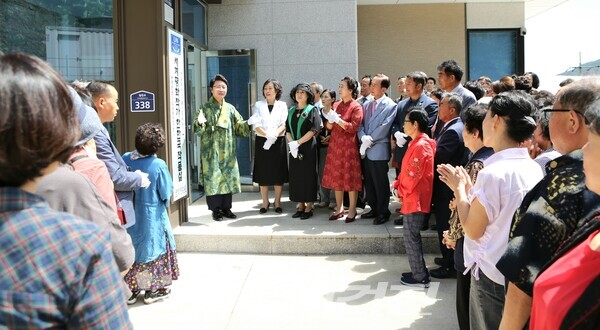 한한국 세계평화작가가 행사 현장에서 공개된 현판을 설명 하고 있다.(사진_한영두 기자)