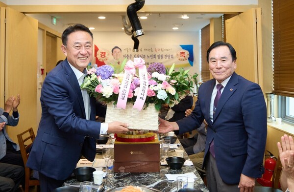 이충우 여주시장이 대한노인회 여주시지회 방문한 모습이다. (사진_여주시)