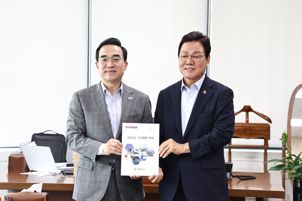24일 박홍근 기획예산처 장관(왼쪽)과 박완수 경남도지사가 서울에서 면담을 갖고 경남 주요 현안과 2027년도 국비사업 건의서를 들어 보이고 있다.(사진_경남도)