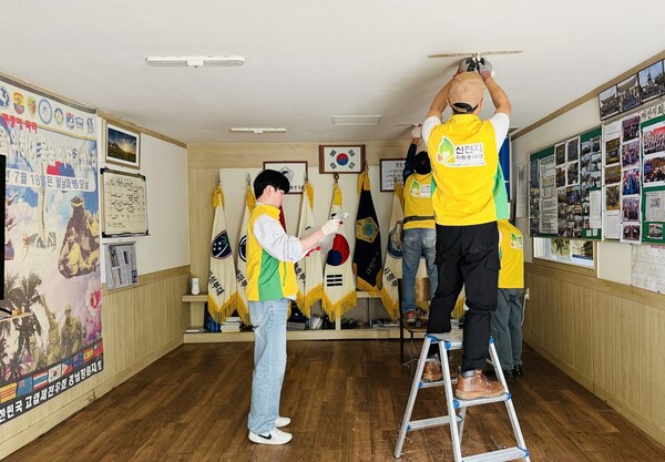 대한민국고엽제전우회 경남지부 마산지회 사무실을 보수 하는 마산지부 봉사자들.(사진_신천지자원봉사단 마산지부)