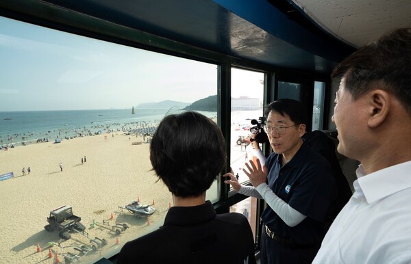 황종우 해수부 장관이 해운대해수욕장 점검에 나섰다. (사진_해양수산부)