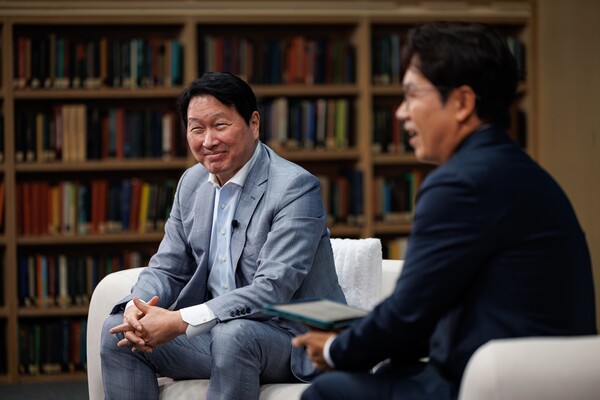 지난 6월 22일 서울 강남구 한국고등교육재단 빌딩에서 진행된 유튜브 채널 '프로페썰' 녹화 현장에서 최태원 SK그룹 회장 겸 한국고등교육재단 이사장이 한국고등교육재단 장학생들과 대담을 나누고 있다.(왼쪽부터 최태원 SK그룹 회장 겸 한국고등교육재단 이사장, 이광용 아나운서)(사진_SK그룹)