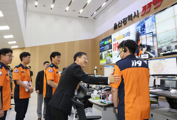 현장 근무자를 격려하는 김상욱 울산시장의 모습이다.(사진_울산시)