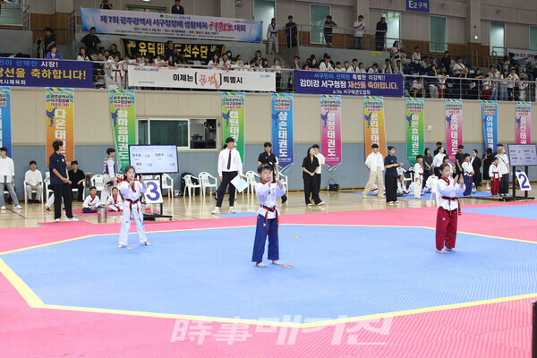 제 7회 광주광역시 서구청장배 생활체육 태권도대회 공인 품새 경기 장면 (사진_정연수 기자)