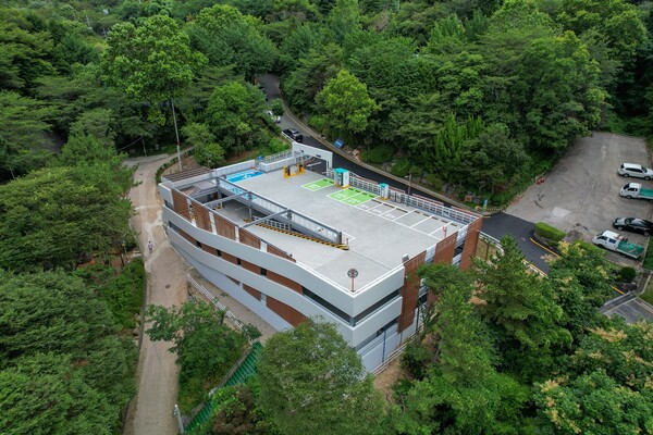 황령산레포츠공원 부설주차장 전경. 주차장은 총사업비 46억8000만 원을 들여 2층 3단, 51면 규모로 조성됐다.(사진_부산진구)