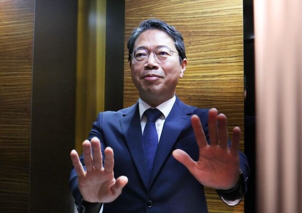 김승원 법무부 장관 후보자가 9일 오전 서울 종로구에 마련된 인사청문회 준비사무실로 출근하며 기자들에게 취재 자제를 요청 하고 있다.(사진_뉴시스)