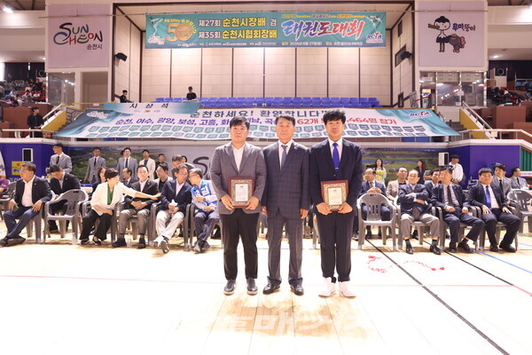 공로패 수여식 좌)민족사관 태권도장 관장 박성규 , 가운데) 박경환 전남태권도협회장, 우)조영기 순천시태권도협회 부회장 (사진_조두상 기자)