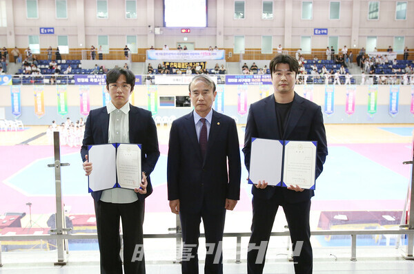 광주태권도협회 윤웅철회장 표창장 수여 후 기념사진 (왼쪽부터)서슬기, 윤웅철회장, 정민국(사진_정연수 기자)