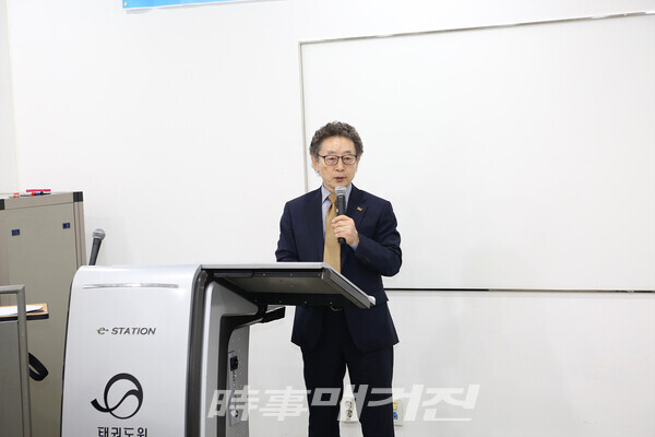 참석자들을 대상으로 특강을 진행하고 있는 안재윤 연수 부원장(사진_정연수 기자)