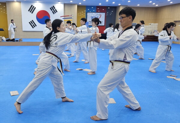 태권도원 도약센터 수련실에서 격파 체험에 도전하고 있다. (사진_태권도진흥재단)