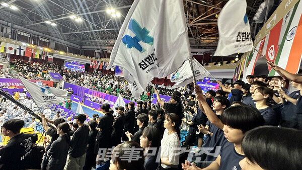 2026세계태권도한마당 대회장 국기원에서 응원하고 있는 신한대학교 태권도학과 학생들 (사진 제공 신한대학교)