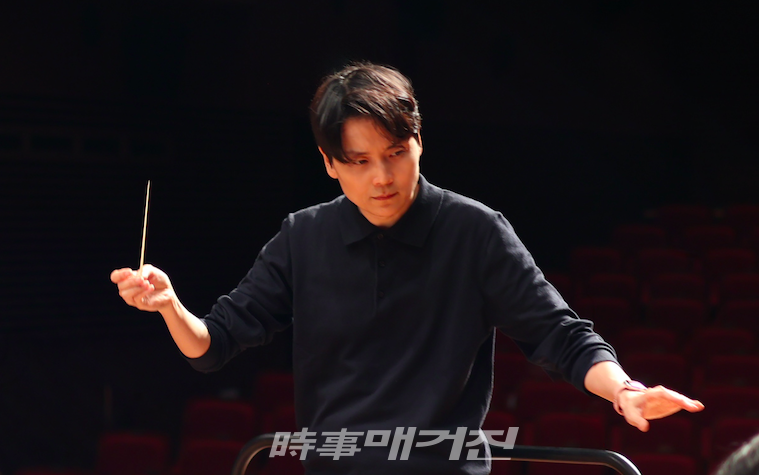 지휘자 아드리엘 김(사진_오케스트라 디 오리지널)