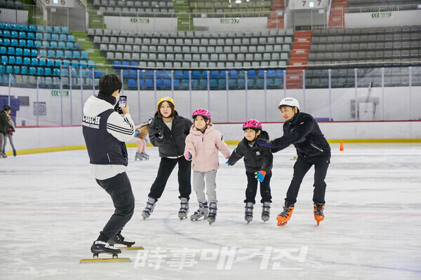 가족스케이팅 교실 수업중인 참가자 (사진_서울시체육회 제공)