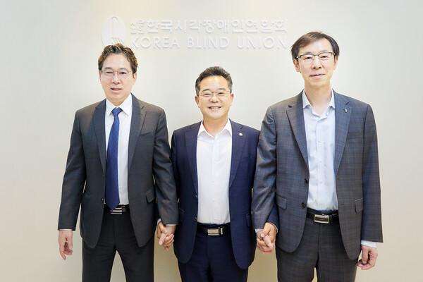 20일 장애인의 날을 맞아 정정훈 캠코 사장(사진 오른쪽), 민병덕 더불어 민주당 국회의원(사진 가운데) 및 김재룡 한국시각장애인협회장(사진 왼쪽)이 시각장애인을 위한 '소리책(오디오북) 낭독 봉사활동' 기념촬영을 하고 있다.(사진_캠코)