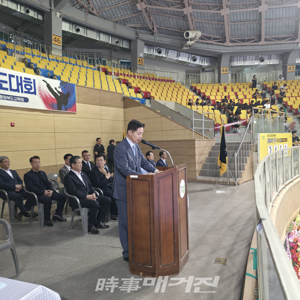 충청북도태권도협회 송석중 회장이 대회사를 하고 있다. (사진_충청북도 태권도협회 제공)