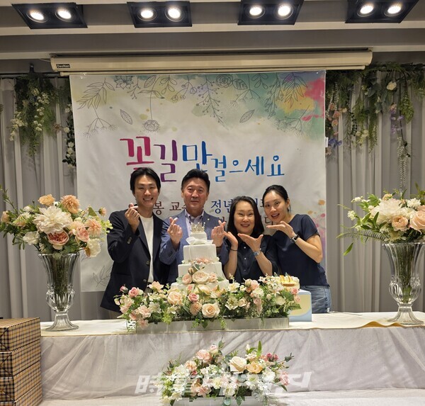 제자들과 기념 촬영을 하고 있다. (사진_본인 제공)
