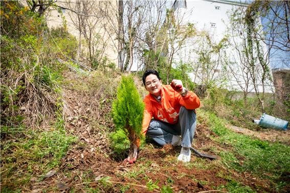 5일 정이한 개혁신당 부산시장 후보가 부산 동래구 온천동 인근 밭에서 식목일을 맞아 나무를 심은 뒤 기념촬영을 하고 있다.(사진_후보 선대위)