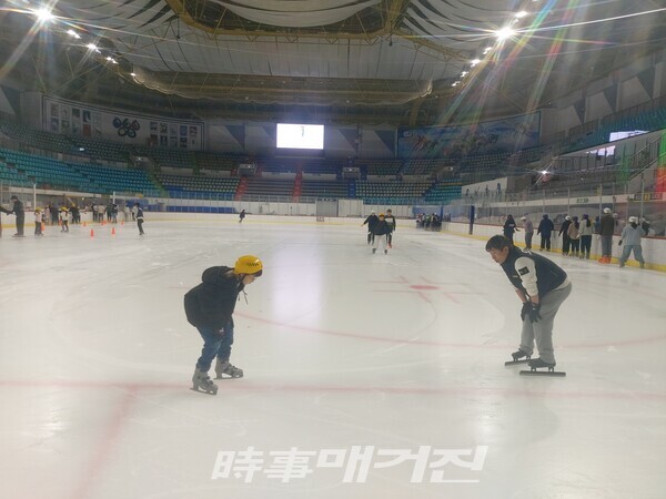 가족스케이팅 교실 수업중인 참가자 (사진_서울시체육회 제공)
