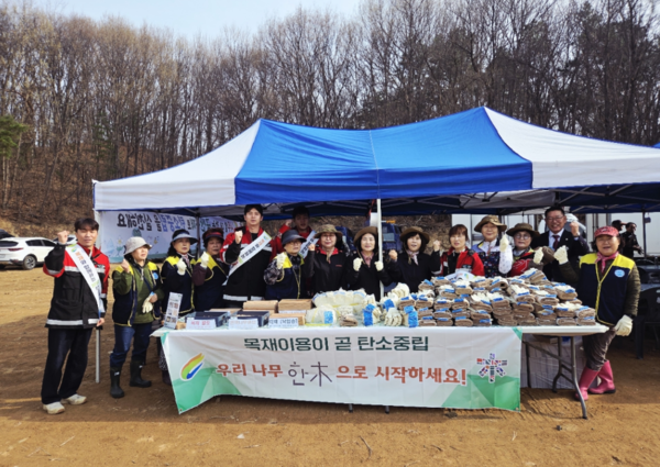 여주시는 지난 4월 3일 대신면 천남리 식목일 행사장에서 제81회 식목일을 맞아 국산 목재 이용 활성화 캠페인을 진행했다. (사진_여주시)