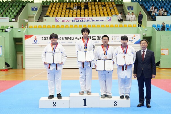 2026 생활체육대축전 시상식-남자 겨루기(사진_대한태권도협회)
