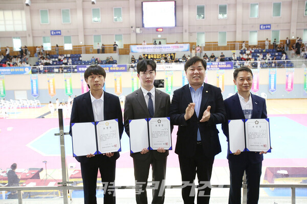 서구의회 전승일의장 표창장 수여 후 기념사진 (왼쪽부터) 문대로, 문상원, 전승일의장, 김영남(사진_정연수 기자)