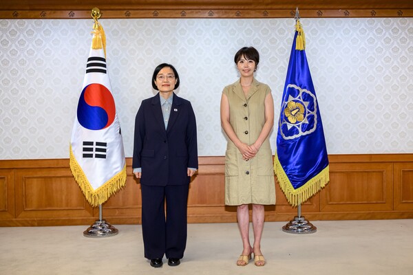 한성숙 국무총리와 위촉장을 받은 박재아 태평양기후위기대응협의회 사무처장 (사진_태평양기후위기대응협의회 제공)