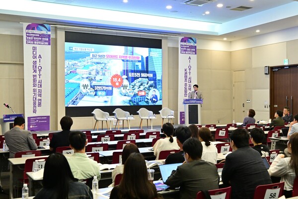 지난 11일 부산울산경남언론학회 등 지역 커뮤니케이션 3학회가 부산 벡스코에서 통합학술대회를 열고 AI·OTT 시대 지역 언론 생태계 변화와 K콘텐츠 전략을 논의하고 있다.(사진_부울경언론학회)