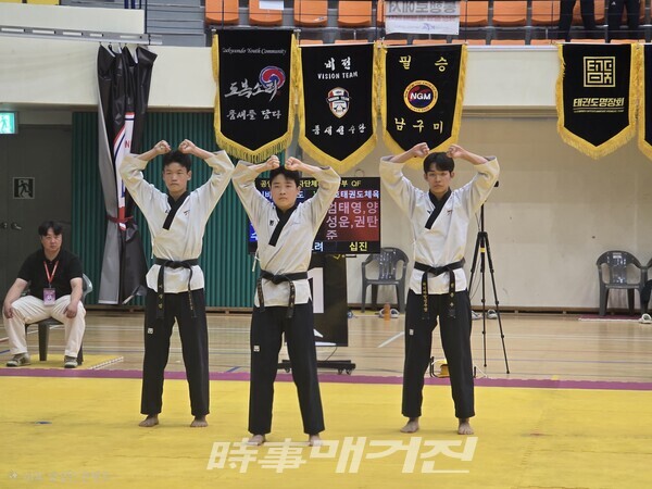 마지막 날 고등부 개인전 단체 품새 경기 장면. 사진_박기만기자