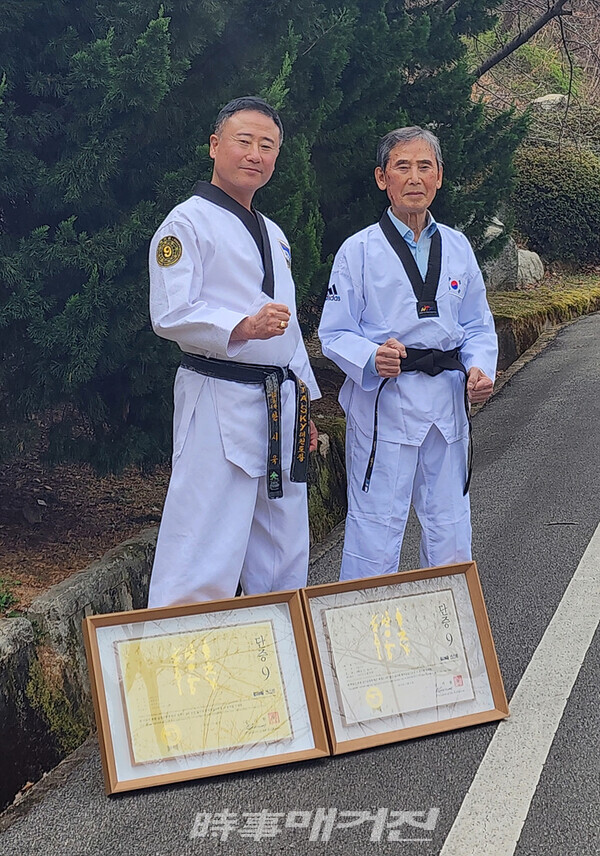 아버지 안운용, 아들 안시욱 부자가 9단 단증을 나란히 놓고 건강함을 보여주는 사진 (사진제공 안시욱)