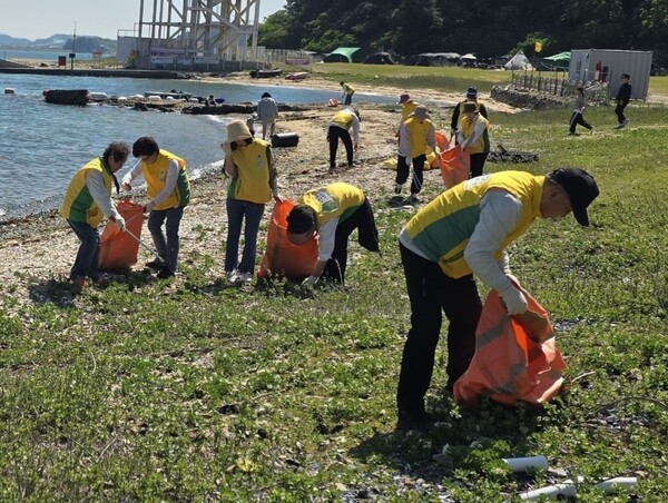 지난 4일 신천지자원봉사단 진해지부가 경남 창원시 진해구 명동 소쿠리섬에서 환경정화 봉사활동 ‘자연아 푸르자’를 진행한 가운데 봉사자들이 해안가에 버려진 쓰레기를 수거하고 있다.(사진_신천지자원봉사단 진해지부)