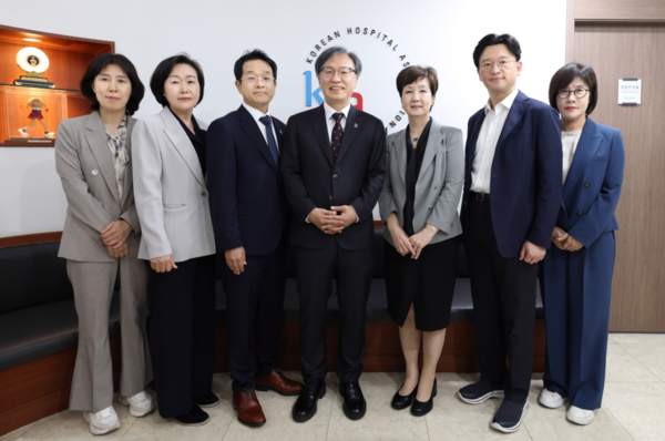 홍승권 심평원장 대한병원협회 방문후 기념사진 찍고있다. (사진_건강보험심사평가원)