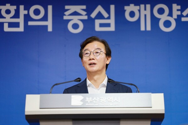 1일 전재수 부산시장이 부산시청 기자회견장에서 '부산 민생 100일 비상조치' 대시민 언론 브리핑을 열고 소상공인 경영위기 지원과 시민 부담 경감 대책을 설명하고 있다.(사진_부산시)