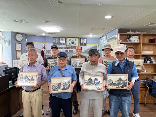 지난 21일 신천지자원봉사단 부산서부지부가 월남전참전자회 영도구지회를 방문하여 여름 물품키트를 전달하고 있다.(사진_신천지자원봉사단 부산서부지부)