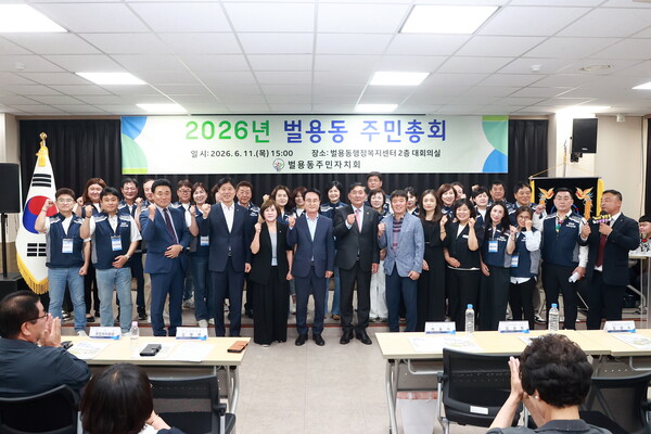 11일 사천시 관계자들이 시민 생활과 밀접한 현안을 논의하며 사업 추진 방향을 설명하고 단체기념 촬영을 하고 있다.(사진_사천시)