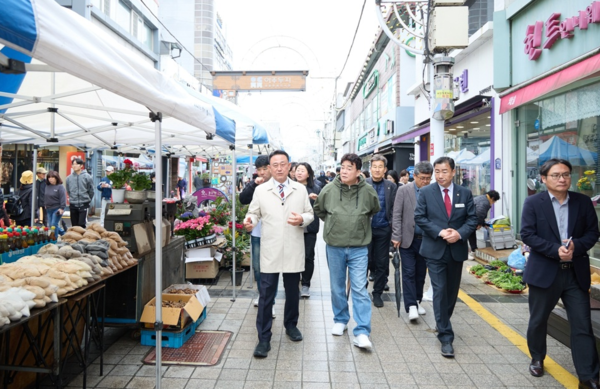 여주시는 여주 지역경제의 핵심인 장날(4월 10일)을 맞이하여 더본코리아 백종원 대표와 여주 전통시장인 오일장을 방문하고, 현장 분석을 실시하였다. (사진_여주시)