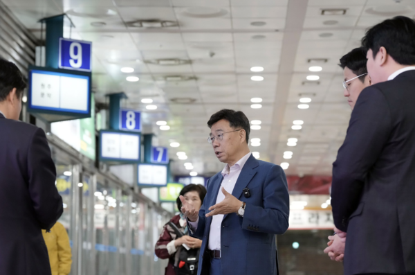 신상진 성남시장은 최근 국제분쟁 장기화로 인한 에너지 수급 불안 상황 속에서도 성남종합버스터미널을 16일 방문해 운영 현황을 점검했다. (사진_성남시)