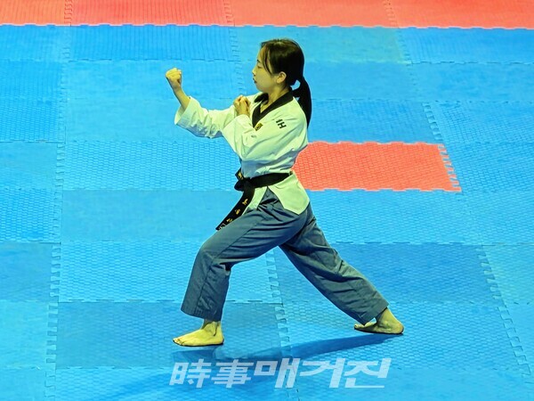 강유진 사범의 태극 8장 품새 경기 장면. 사진_박기만 기자