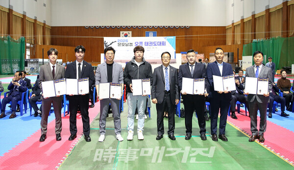 세계태권도 본부 국기원장 윤웅석 표창장 수상자들과 기념 사진 (사진_정연수 기자)