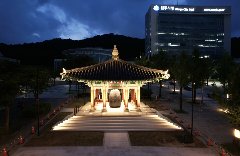 치악종각 원주시청 앞 공원(야간 전경 사진_원주시)