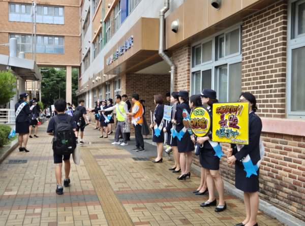 7일 오전 등교시간, 위례중학교에서 이현재 하남시장을 비롯한 하남시 중학교 학부모폴리스 연합단, 하남경찰서, 위례중학교 학생자치회와 학생·교직원 등 관계자 40여 명이 학교폭력 예방 캠페인을 진행하고 있다. (사진_하남시)