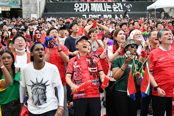 25일 오세훈 서울시장이 광화문광장 일대에서 열린 '2026 북중미 월드컵 대한민국-남아프리카공화국 공동응원전'에서 참석 신디스와 음쿠쿠 주한남아공대사와 경기를 관람하고 있다.(사진_서울시)