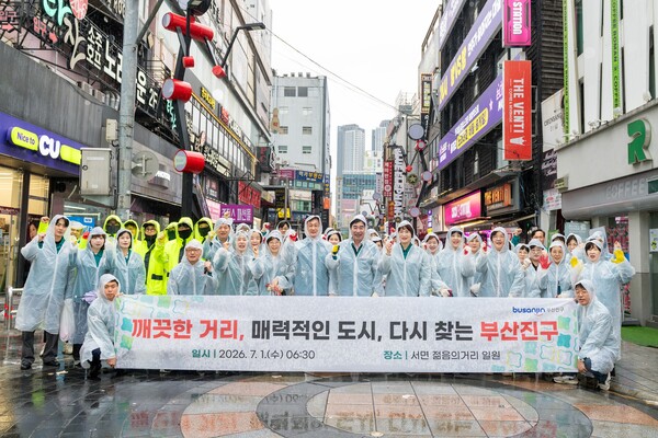 1일 오전  김영욱 부산진구청장과 직원들이 부산 부산진구 서면 젊음의 거리에서 우비를 입고 민선9기 첫 일정인 새벽 도심 환경정비에 나서기 전 구정 운영 의지를 다지고 있다.(사진_부산진구)