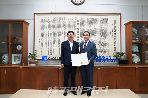 좌측 조선대학교 총장 김춘성 우측 정재환 교수 (사진_본인 제공)