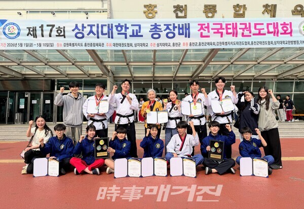 대회를 마친 뒤 남창 도장 선수들이 함께 모여 우승을 축하하고 있다. 사진_박기만 기자